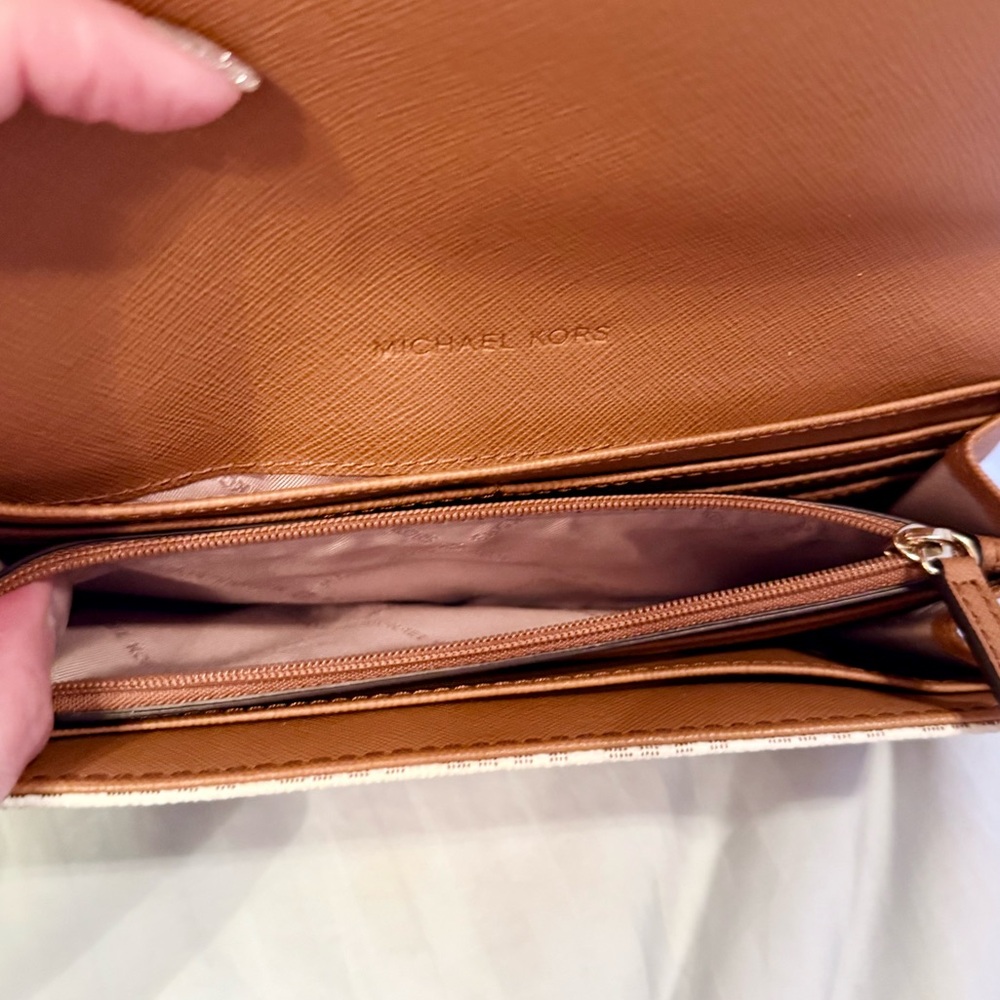 MK Gold Logo Cream Wallet - Picture 9 of 10